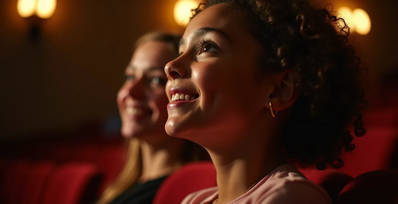 Portrait intime d'un spectateur découvrant le théâtre avec expression de fascination